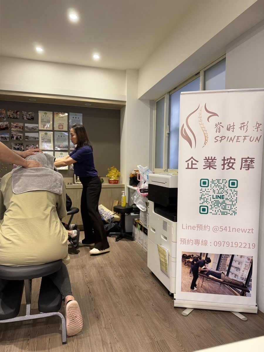 功福辦公室走道上的跪式按摩椅，兩位師資同時按肩頸