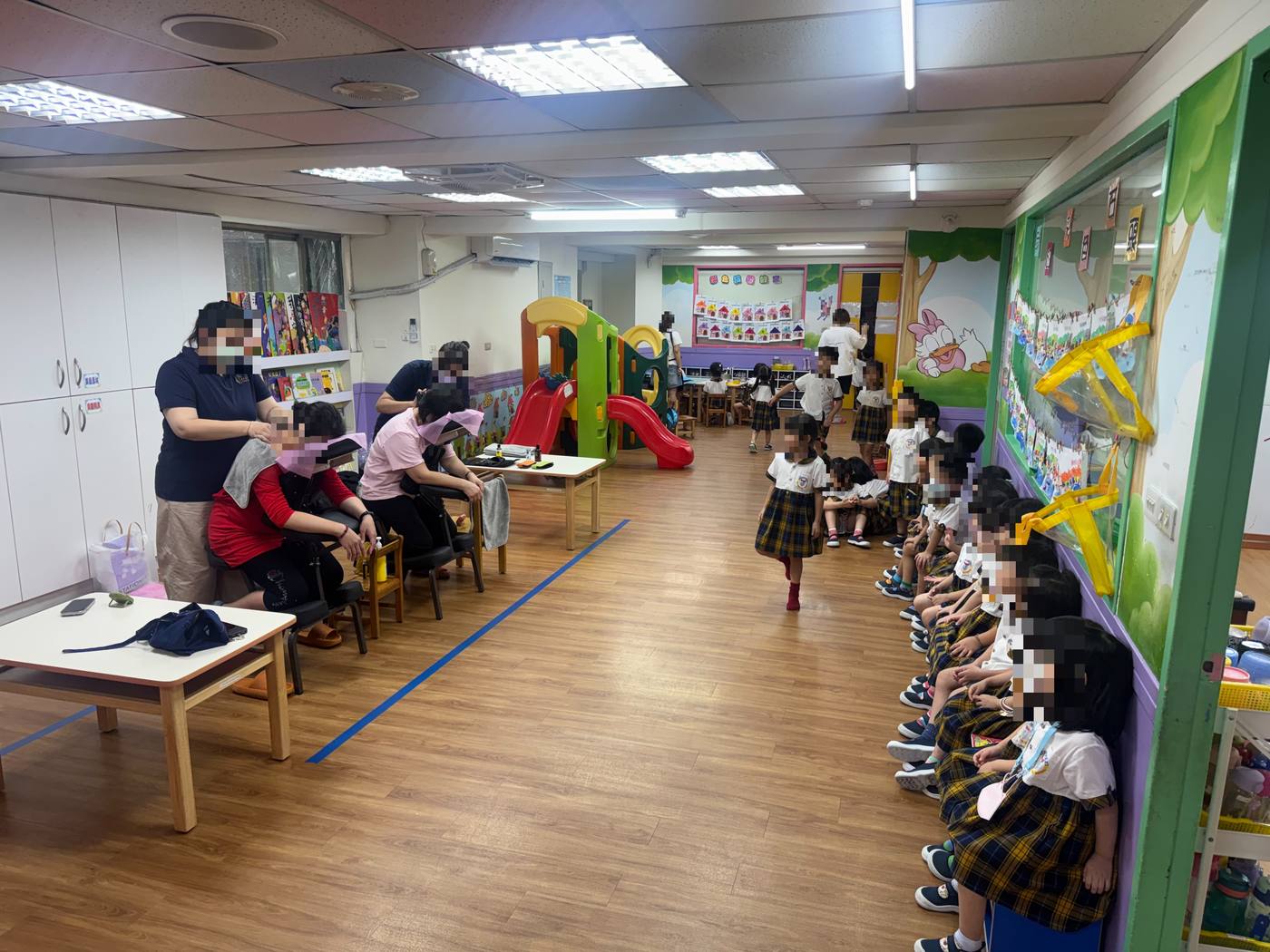廣福幼兒園教職員椅式肩頸按摩服務花絮,幼兒臉部皆已去識別化