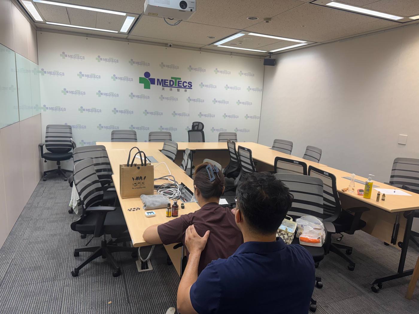 企業按摩花絮|美德向邦 Medtecs 會議室肩頸按摩