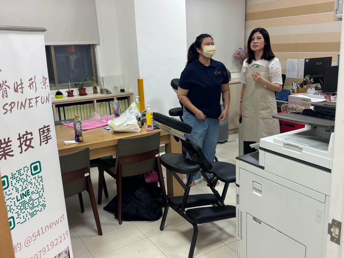 土城和平托嬰辦公室裡的按摩椅，老師趴著放鬆肩頸