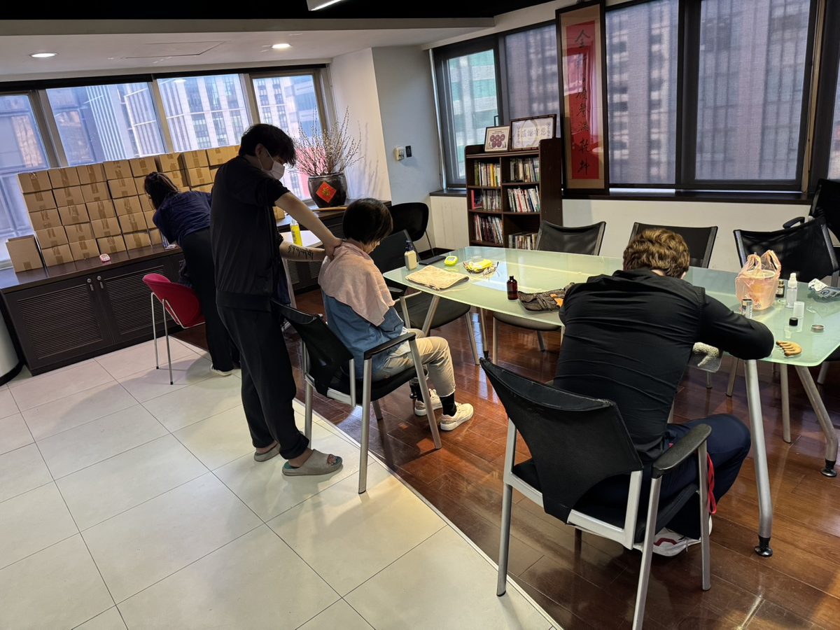 味全辦公室會議桌旁的坐姿肩頸按摩