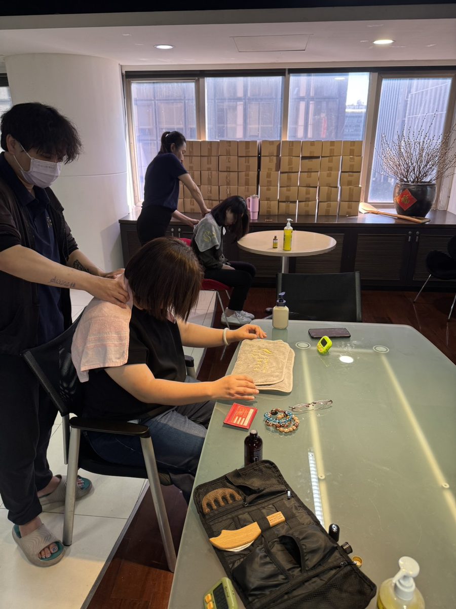 味全辦公室會議桌旁的坐姿肩頸按摩