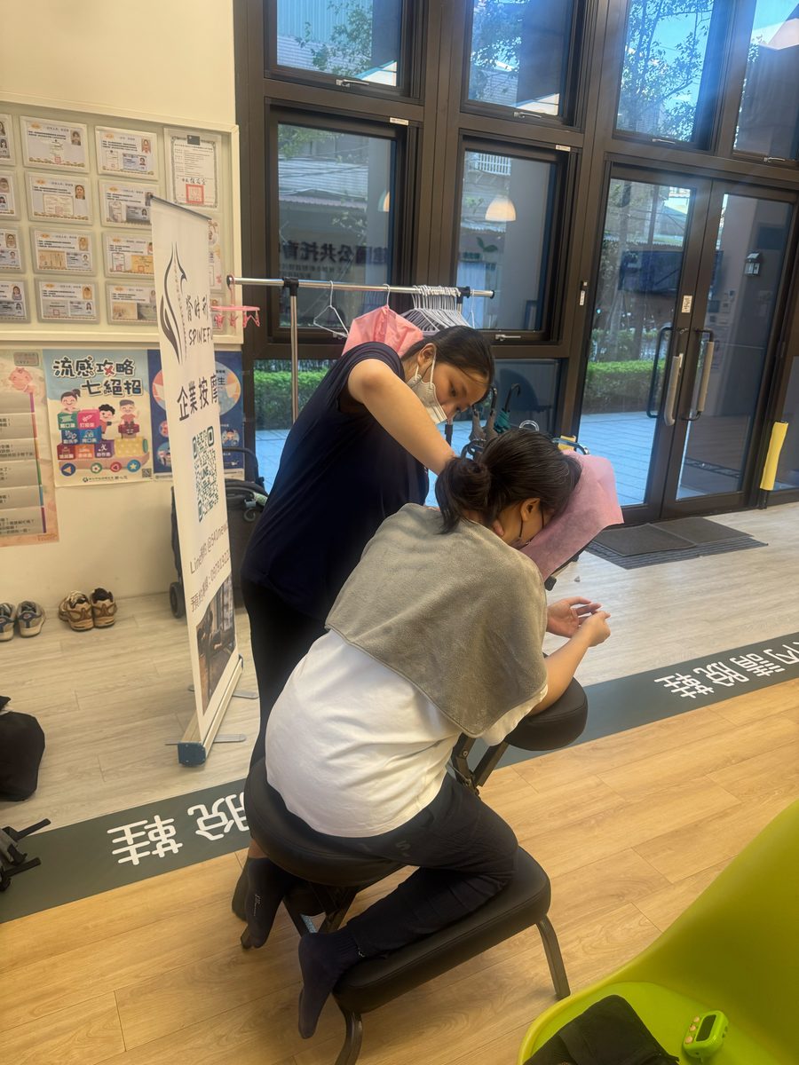 新莊建國公共托育中心入口的按摩椅，老師輪流放鬆肩頸